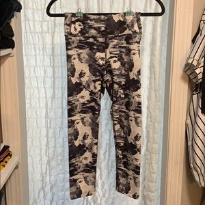 Quarter length patterned workout leggings